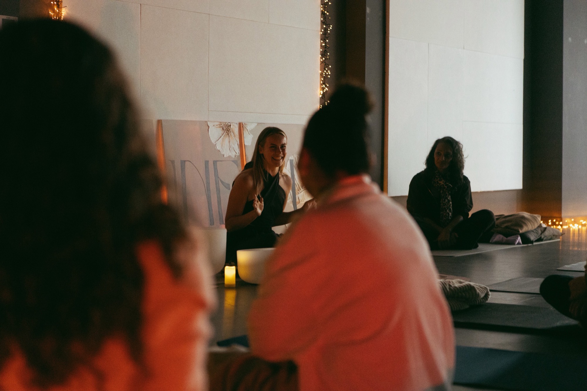 Sem smiling with a small circle of guests during an intimate sound healing session in Rotterdam